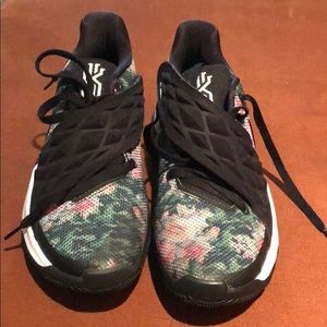 Kyrie Nike shoes size 9 men’s